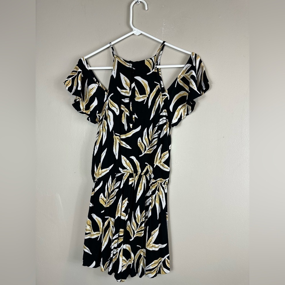 Mudpie  xsmall romper 16 p2p 11 waist 2-1/2 inseam spot on left top
